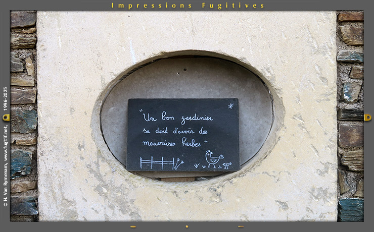 [un instant]
