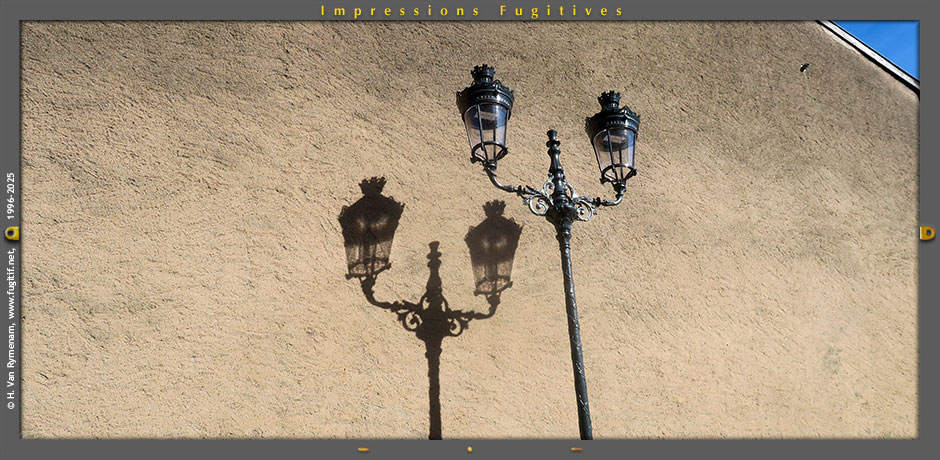 [un instant]